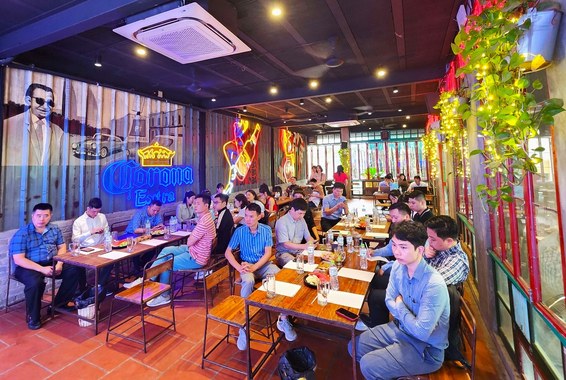 Ông Vũ Xuân Trường chia sẻ với khách hàng về các giải pháp bảo mật cùng dòng sản phẩm mới nhất và hiệu quả nhất từ CISCO Meraki
