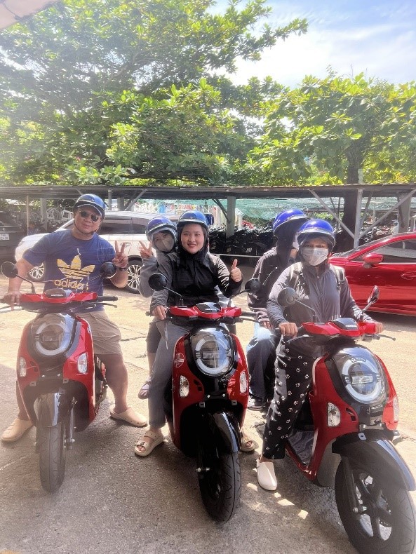 Di chuyển bằng xe máy